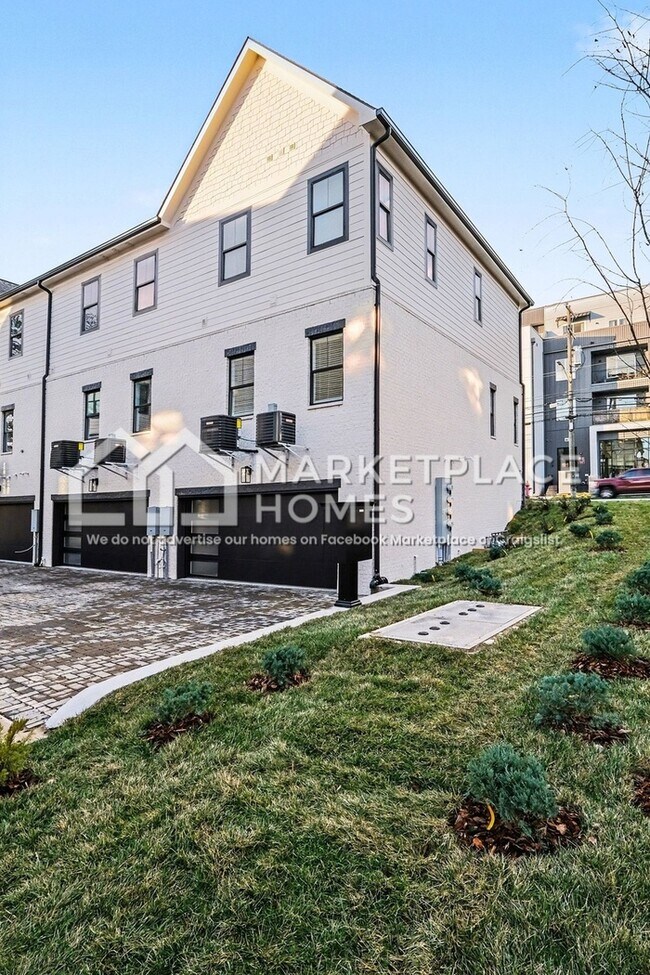 Building Photo - 1034 E Trinity Ln