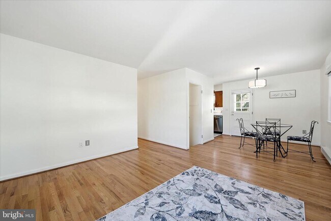 Building Photo - 311 S Buckmarsh St