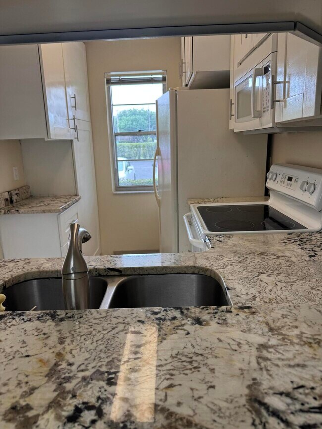 Building Photo - 9921 Three Lakes Cir