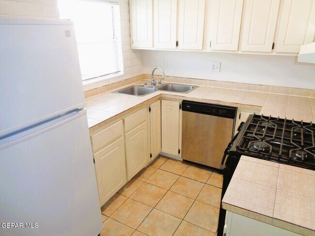 Building Photo - 3028 E Glen Dr