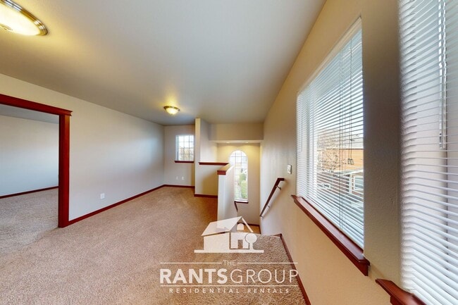 Building Photo - Move in Ready! Beautiful home in Puyallup! Easy Commute to JBLM!