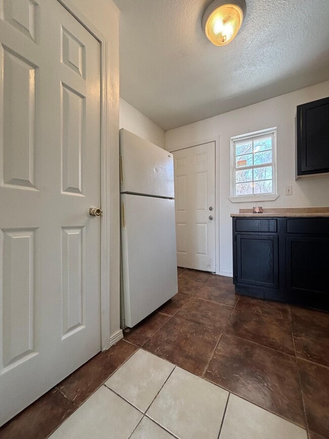 Building Photo - 921 N Fulbright Ave