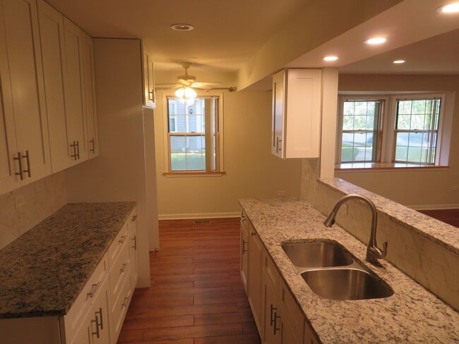 Building Photo - 457 N Cambridge Dr