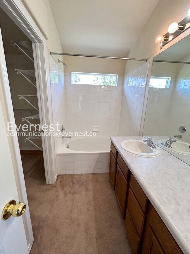 Building Photo - 3 Bed, 2.5 Bath Home with Fenced Yard & Garage / Available Soon!