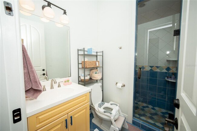 Building Photo - 719 Eastlawn Dr