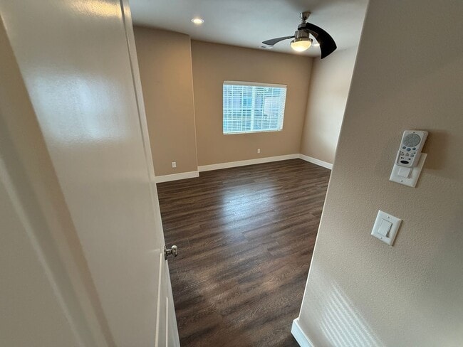 Building Photo - Nice 4bed/2.5 Bath Home, Gas Range