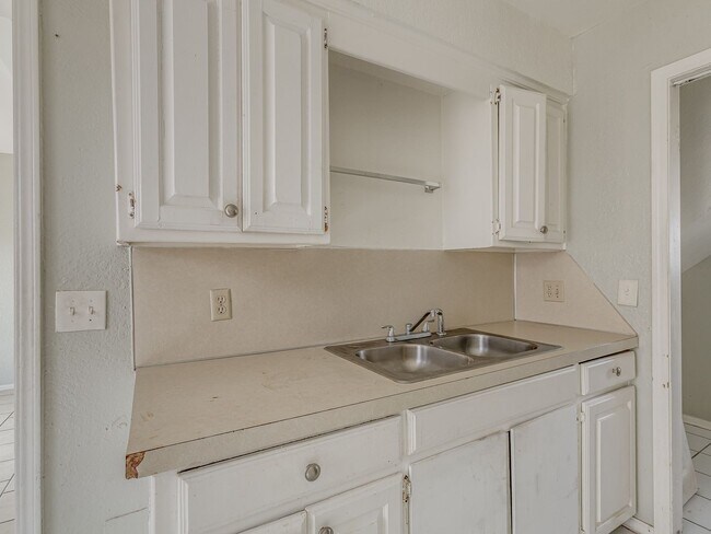 Building Photo - MOVE IN SPECIAL NO DEPOSIT OR APPLICATION ...