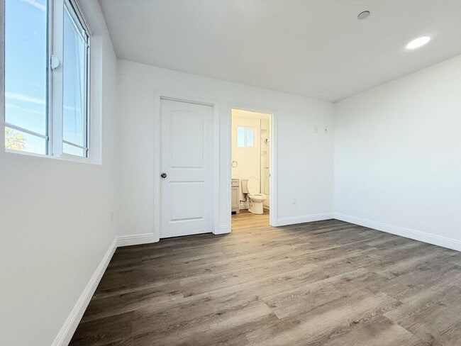 Building Photo - 1731 E 68th St