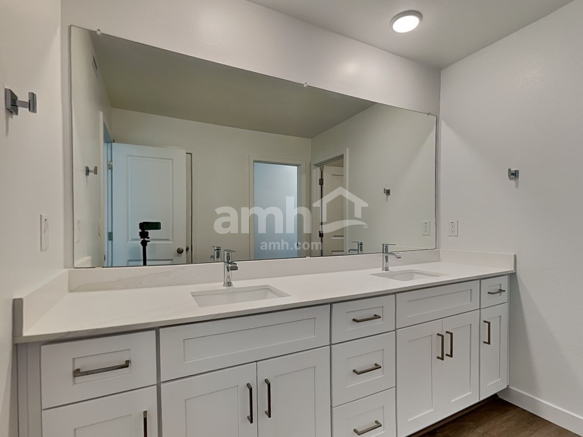 Building Photo - 9829 W Parkway Dr