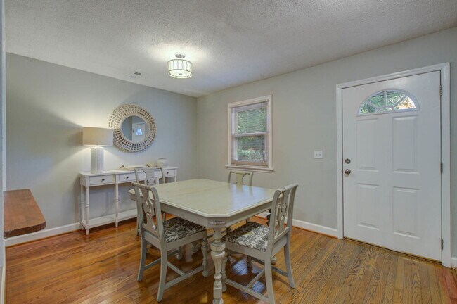 Building Photo - 713 Davenport Dr