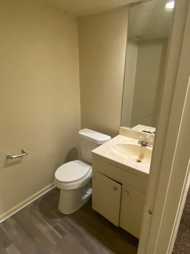 Building Photo - SPACIOUS 3 bedroom 2.5 bathroom townhome