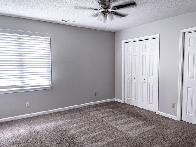 Building Photo - Charming 2 Bed, 2 Bath Triplex in Fayettev...