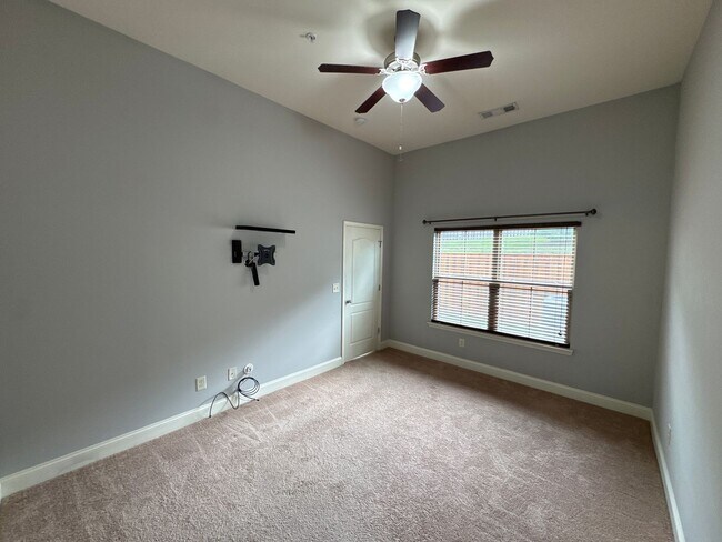 Building Photo - Modern End-Unit Townhome in the Heart of Old Hickory, Wilson County!