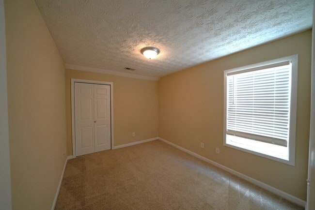 Building Photo - 221 Alton Cir