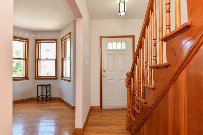 Building Photo - 241 Maple St