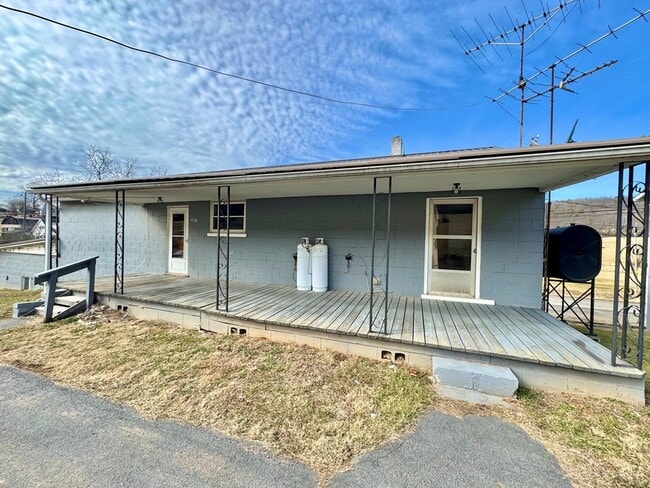 Building Photo - 2067 Castleton Rd