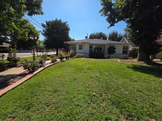 Building Photo - 2 bedroom 2 bathroom in Beverly Glen!