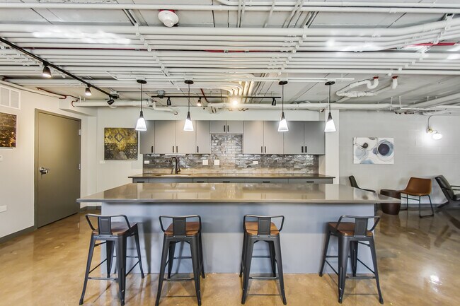 Building Photo - 551 W Euclid Ave