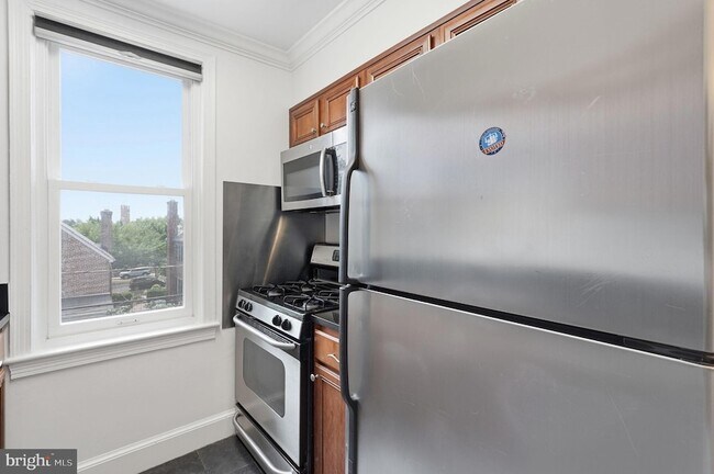 Building Photo - 906 S Washington St