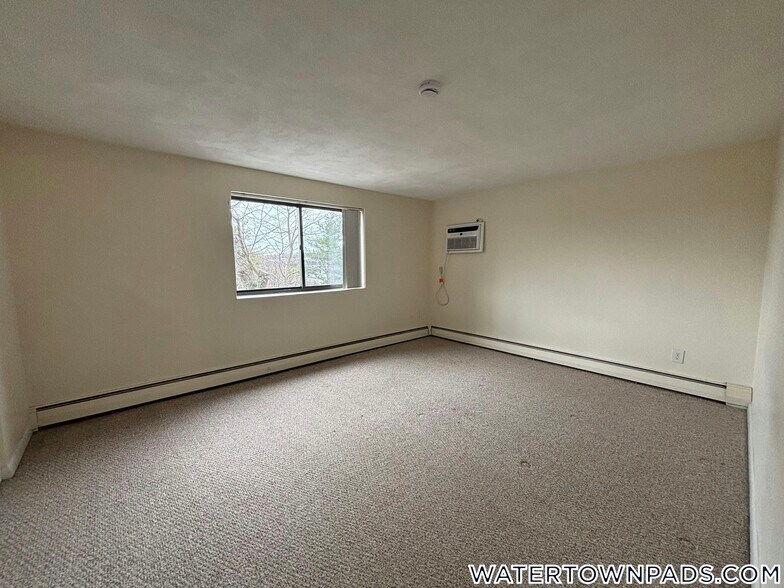 Building Photo - 24 Whites Ave