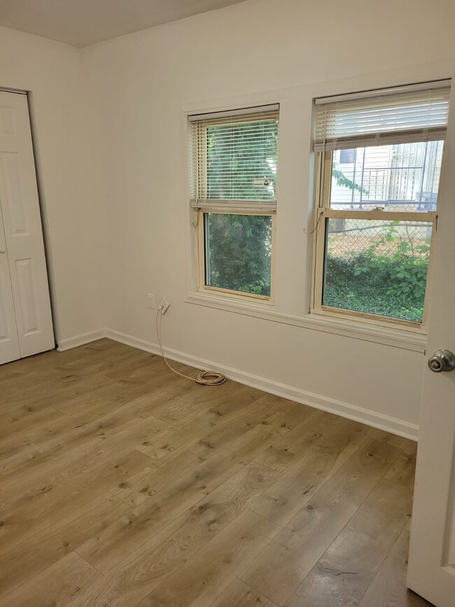 Building Photo - 912 Elfin Ave