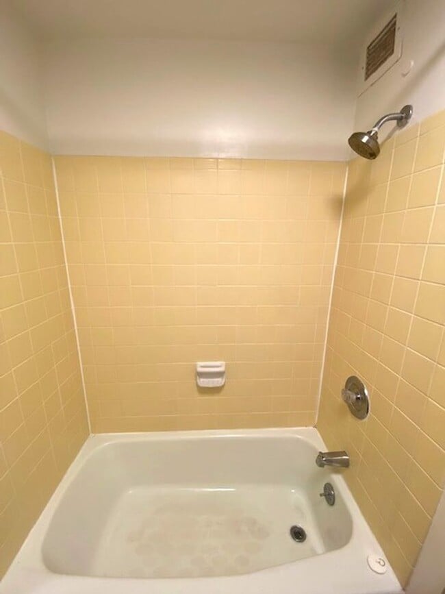 Building Photo - Recently Renovated 1 Bedroom in Honolulu