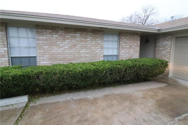 Building Photo - 5813 Crest Willow Dr