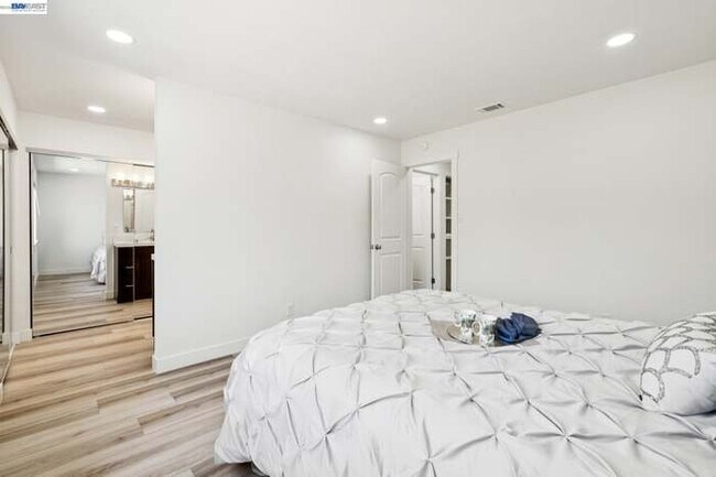 Building Photo - 2800 Seville Cir