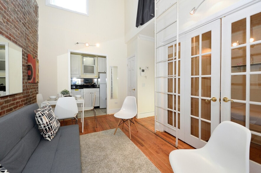 Building Photo - 692 10th Ave