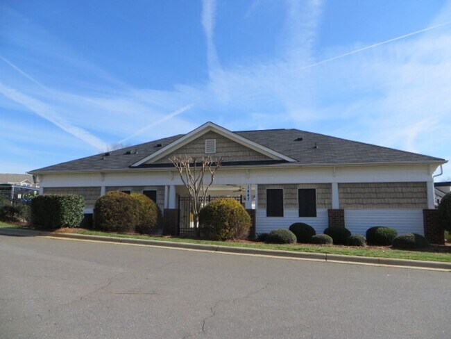 Building Photo - Beautifully maintained 3-bedroom, 3 bath e...