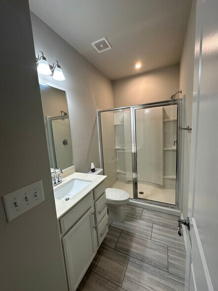 Building Photo - 3040 Regal Crown Dr