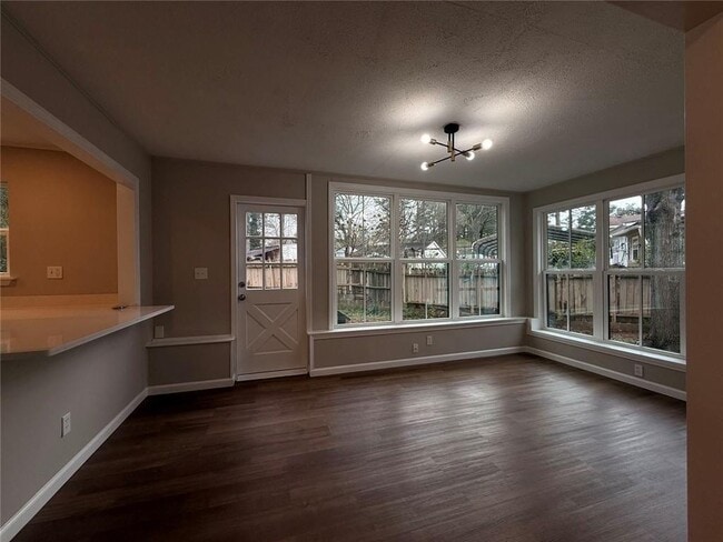 Building Photo - 1055 Pinecrest Dr