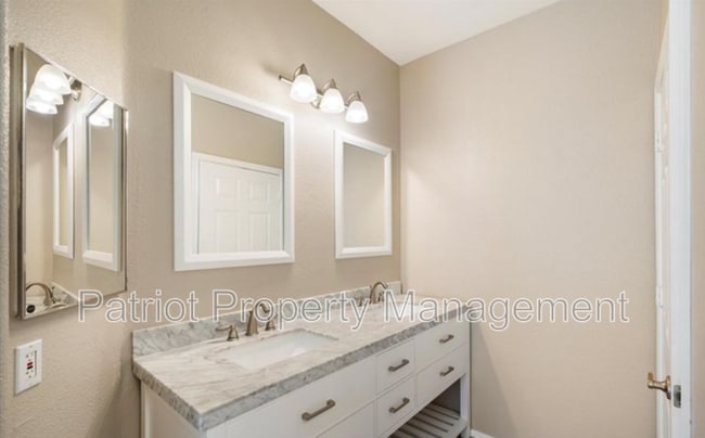 Building Photo - 9550 E Thunderbird Rd