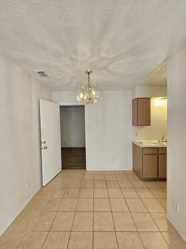 Building Photo - 2 bed/1 bath duplex with flex room- 2 WEEK...