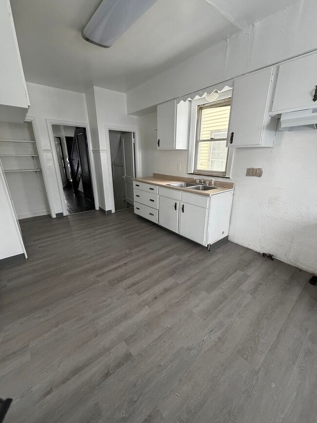 Building Photo - Three Bedroom House w Two Car Detached Garage