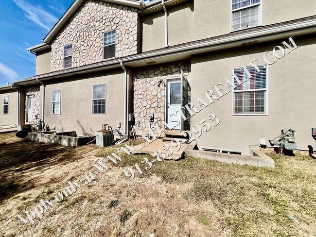 Building Photo - Beautiful Gardner Townhome-Available in MAY!!