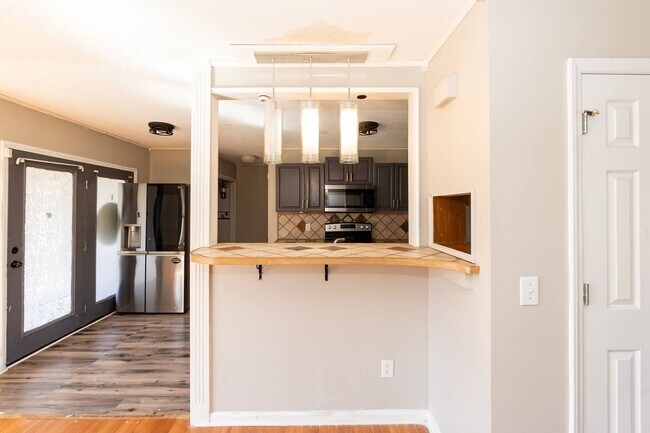 Building Photo - Large Three Bedroom Home!