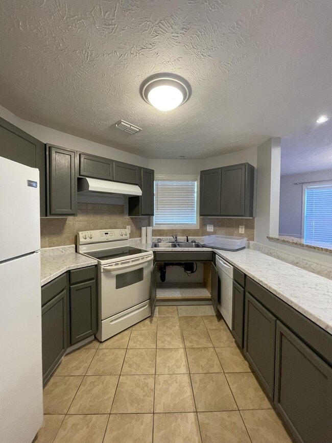 Building Photo - 979 Stewarts Creek Dr