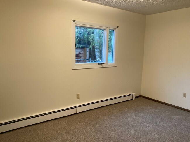 Building Photo - 3 Bedroom Ranch Style Home in Rogers Park!