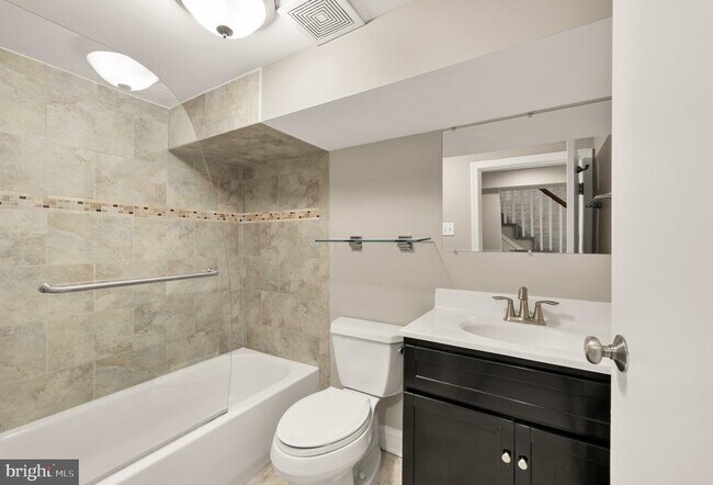 Building Photo - 912 I St NE