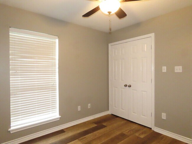 Building Photo - Gorgeous 3 Bedroom, 2 Bath Home in Flint!