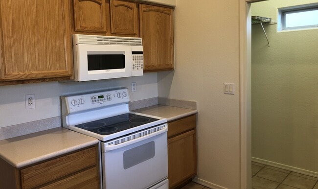 Building Photo - 3+2 Stylish and comfortable place to call home!