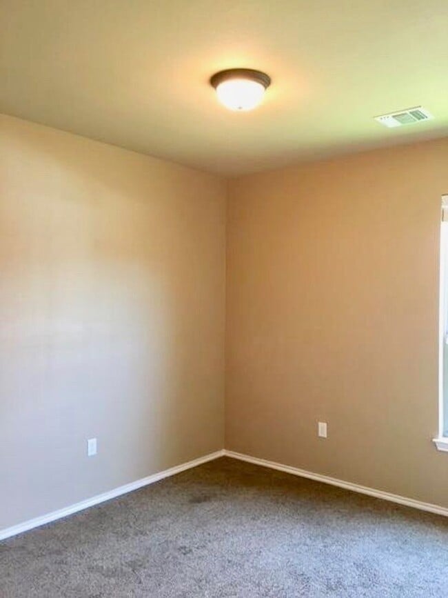 Building Photo - Availabe Now! Nice 3 Bedroom Duplex located in New Braunfels!