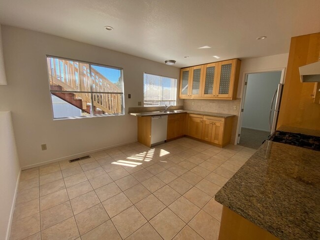 Building Photo - Spacious 2 Bed 2 Bath PG&E & Water Included~