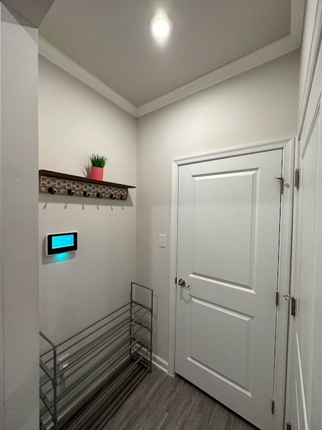 Building Photo - Like New 2018 Built First Floor 3 Bed/2 Ba...