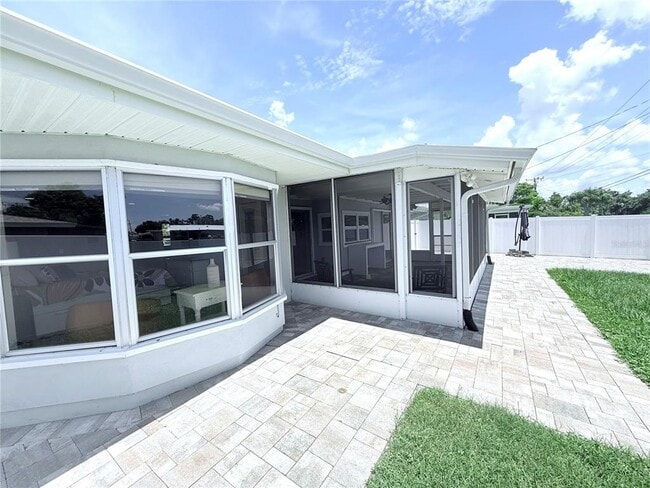 Building Photo - 6841 Roxbury Dr
