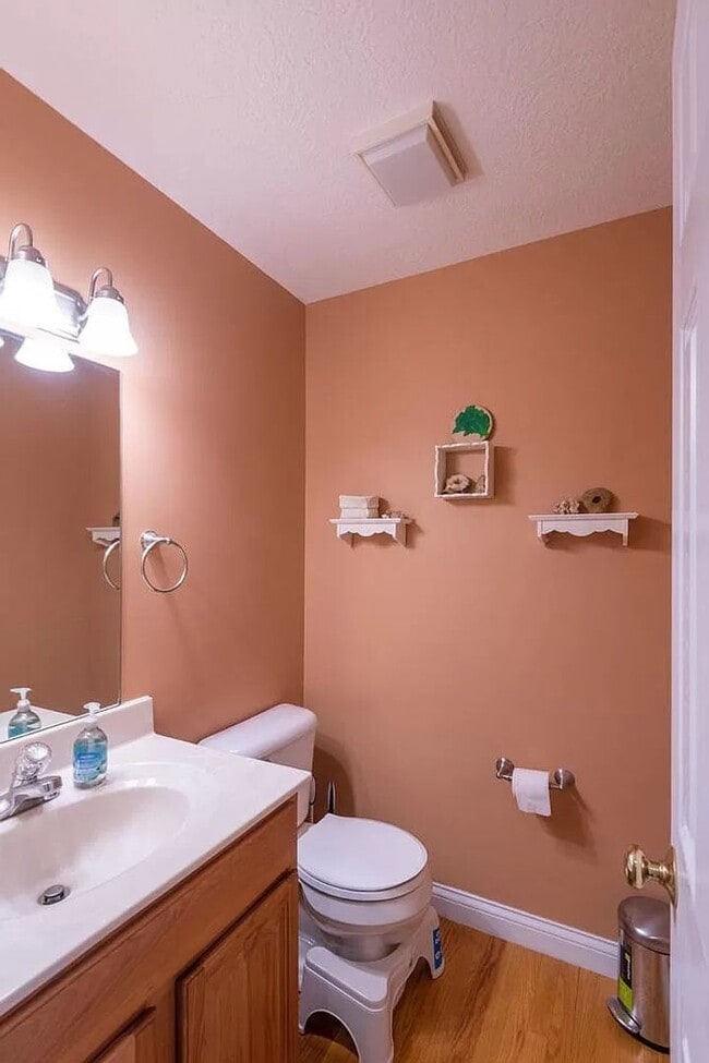 Building Photo - Bright, Spacious Home with Tons of Charm a...