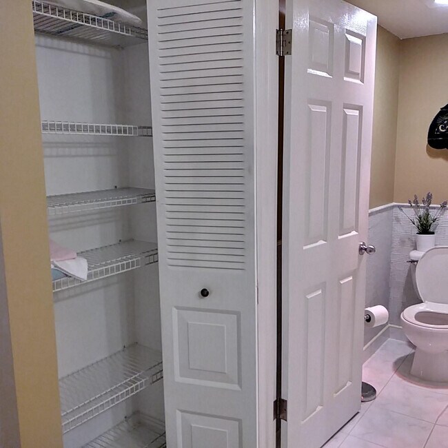 Building Photo - 8045 Eastlake Dr