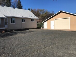 Building Photo - Updated 3 Bedroom 2 Bathroom Home in Paradise!