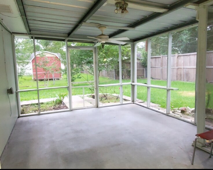 Building Photo - 8620 Chateau Cir